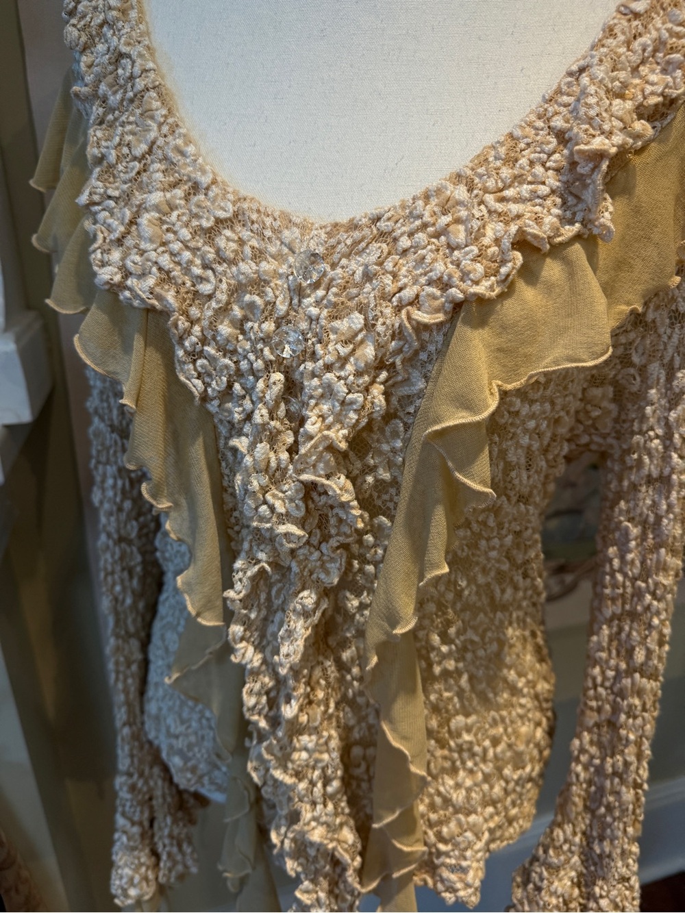 Knitted bell-sleeve ruffle top - Picture 2 of 4
